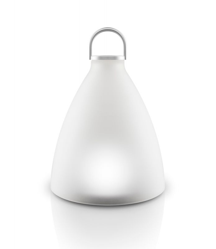 Weiße Eva Solo Sun Light Bell Solarleuchte mit silbernem Henkel, leuchtend und modern.